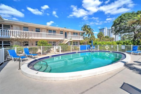 Condo in Pompano Beach, Florida, 2 bedrooms  № 1862803 - photo 1
