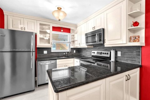 Condo in Pompano Beach, Florida, 2 bedrooms  № 1862803 - photo 6