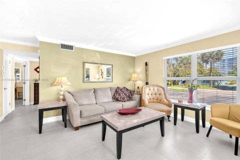 Condo in Pompano Beach, Florida, 2 bedrooms  № 1862803 - photo 2