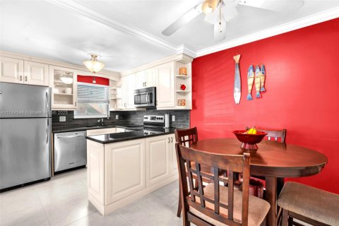 Condo in Pompano Beach, Florida, 2 bedrooms  № 1862803 - photo 9