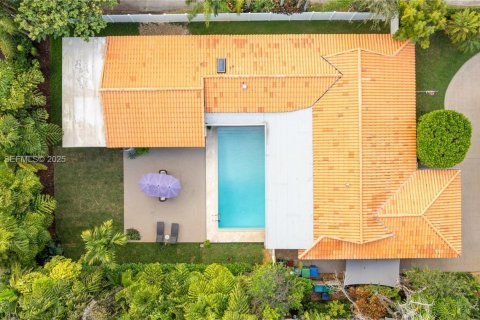 Купить виллу или дом в Корал-Гейблс, Флорида 6 спален, 275.64м2, № 1990726 - фото 1