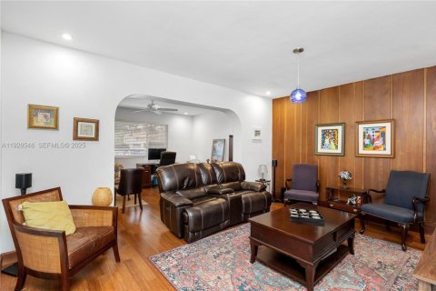 Купить виллу или дом в Корал-Гейблс, Флорида 6 спален, 275.64м2, № 1990726 - фото 9