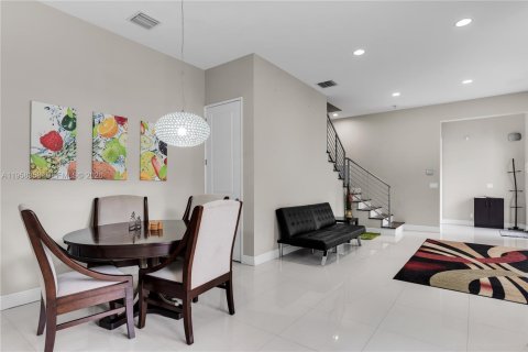 Casa en alquiler en Fort Lauderdale, Florida, 3 dormitorios, 248.51 m2 № 2020717 - foto 4