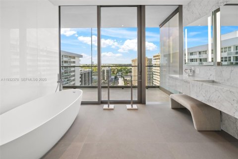 Condominio en venta en Hallandale Beach, Florida, 3 dormitorios, 270.62 m2 № 2035329 - foto 23