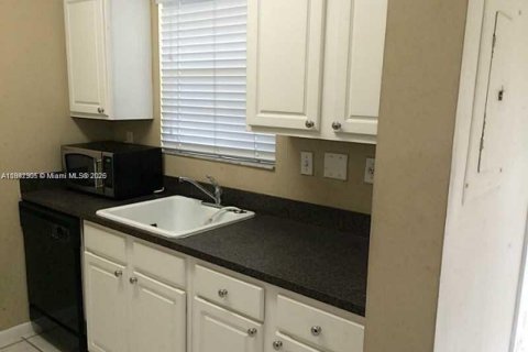 Condo in Pembroke Pines, Florida, 1 bedroom  № 1943990 - photo 2