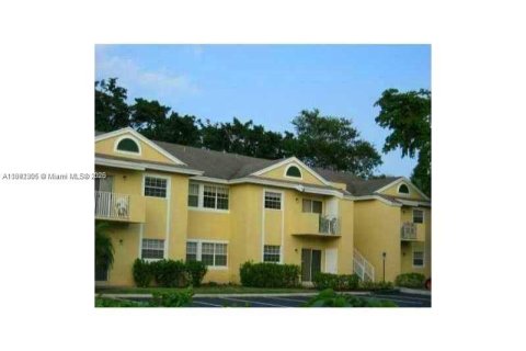 Condo in Pembroke Pines, Florida, 1 bedroom  № 1943990 - photo 1