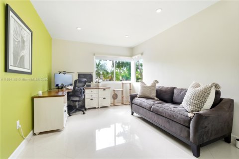 Villa ou maison à vendre à North Miami, Floride: 4 chambres, 209.77 m2 № 1947388 - photo 16