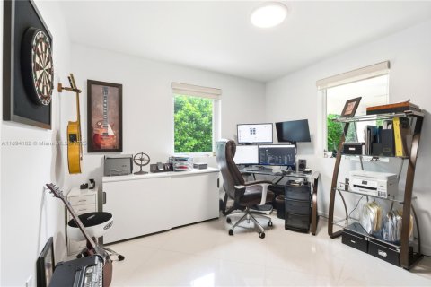 Villa ou maison à vendre à North Miami, Floride: 4 chambres, 209.77 m2 № 1947388 - photo 18