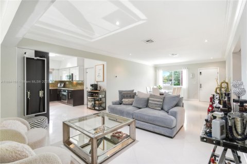 Villa ou maison à vendre à North Miami, Floride: 4 chambres, 209.77 m2 № 1947388 - photo 6