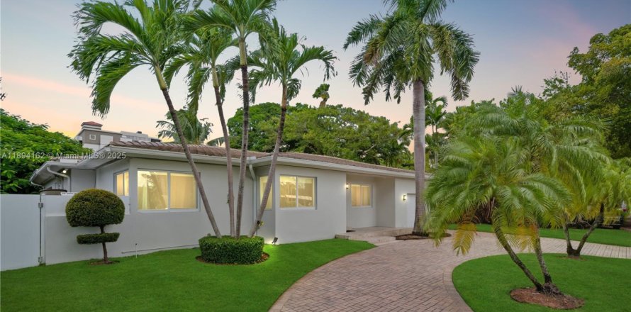 Villa ou maison à North Miami, Floride 4 chambres, 209.77 m2 № 1947388