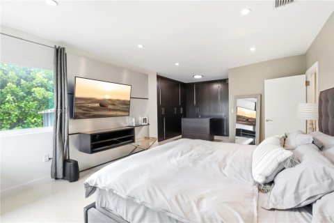 Villa ou maison à vendre à North Miami, Floride: 4 chambres, 209.77 m2 № 1947388 - photo 13