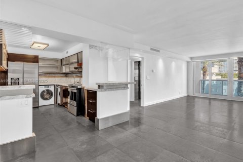 Condominio en alquiler en Miami Beach, Florida, 3 dormitorios, 123.19 m2 № 1993913 - foto 2
