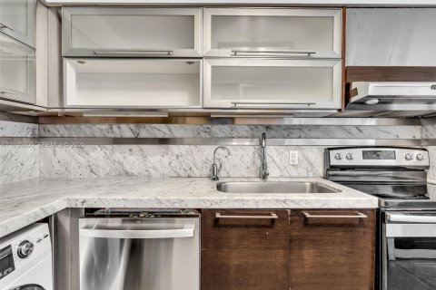 Condominio en alquiler en Miami Beach, Florida, 3 dormitorios, 123.19 m2 № 1993913 - foto 13