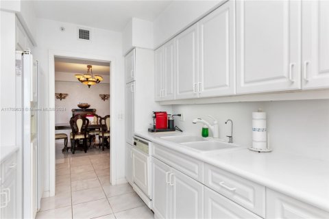 Condominio en venta en Sunny Isles Beach, Florida, 2 dormitorios, 142.14 m2 № 1983503 - foto 23