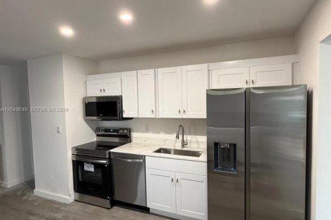 Casa en venta en Fort Lauderdale, Florida, 3 dormitorios, 116.78 m2 № 2190321 - foto 2