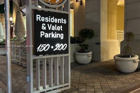 Condo in Sunny Isles Beach, Florida, 3 bedrooms  № 1707906 - photo 1