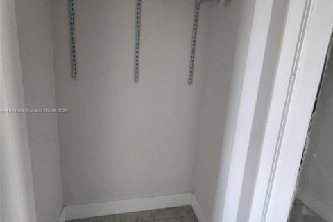 House in Miami Beach, Florida 10 bedrooms, 578.97 sq.m. № 1953195 - photo 11