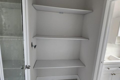 House in Miami Beach, Florida 10 bedrooms, 578.97 sq.m. № 1953195 - photo 12