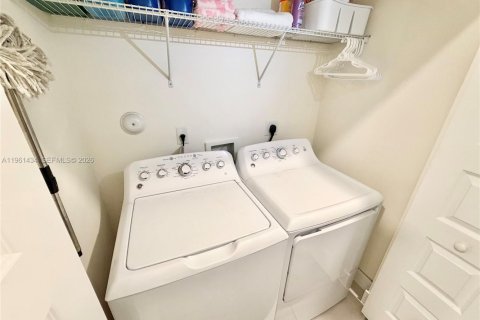 Touwnhouse à louer à Doral, Floride: 3 chambres, 188.22 m2 № 2025991 - photo 25