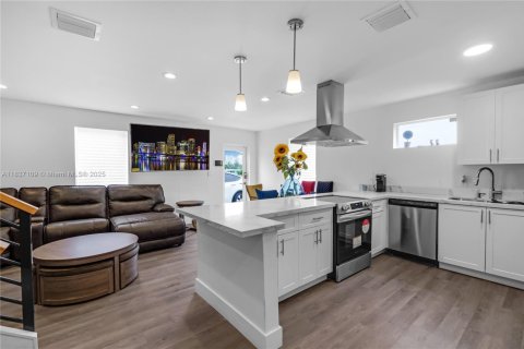 Propiedad comercial en venta en Miami, Florida, 312.15 m2 № 1823541 - foto 14