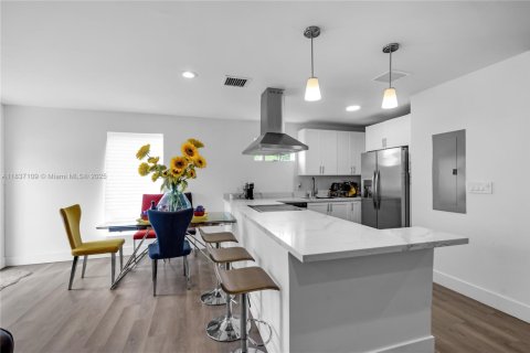 Propiedad comercial en venta en Miami, Florida, 312.15 m2 № 1823541 - foto 12