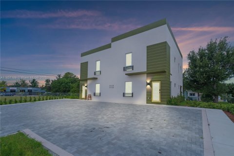 Propiedad comercial en venta en Miami, Florida, 312.15 m2 № 1823541 - foto 1