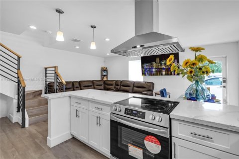 Propiedad comercial en venta en Miami, Florida, 312.15 m2 № 1823541 - foto 11
