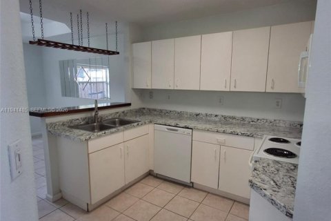 Снять в аренду таунхаус в Майами, Флорида 3 спальни, 120.77м2, № 1998618 - фото 4