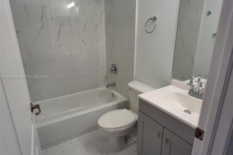 Снять в аренду таунхаус в Майами, Флорида 3 спальни, 120.77м2, № 1998618 - фото 11