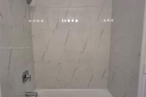 Снять в аренду таунхаус в Майами, Флорида 3 спальни, 120.77м2, № 1998618 - фото 13