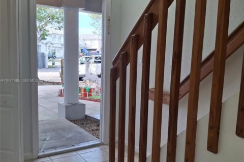 Снять в аренду таунхаус в Майами, Флорида 3 спальни, 120.77м2, № 1998618 - фото 3