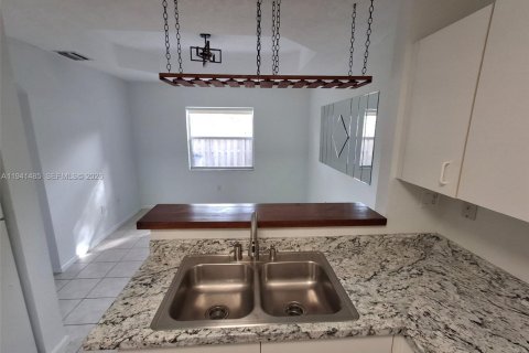 Снять в аренду таунхаус в Майами, Флорида 3 спальни, 120.77м2, № 1998618 - фото 9