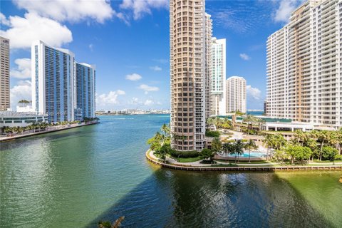 Condo in Miami, Florida, 1 bedroom  № 2081127 - photo 2