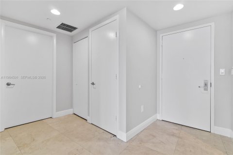 Condo in Miami, Florida, 1 bedroom  № 2081127 - photo 11
