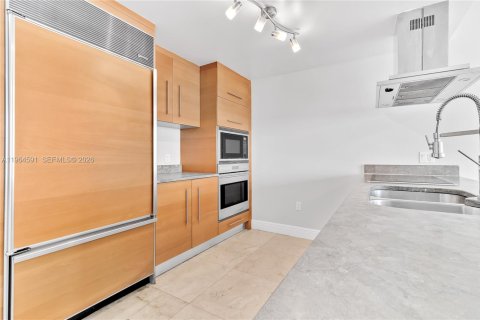Condo in Miami, Florida, 1 bedroom  № 2081127 - photo 4