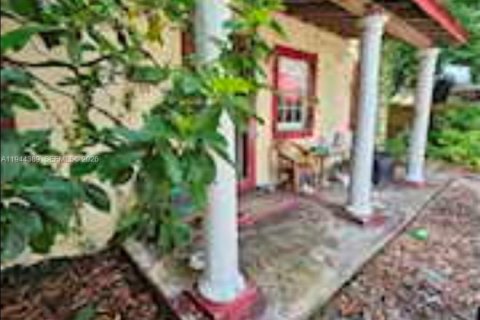 House in Miami, Florida 4 bedrooms, 165.37 sq.m. № 2001558 - photo 2