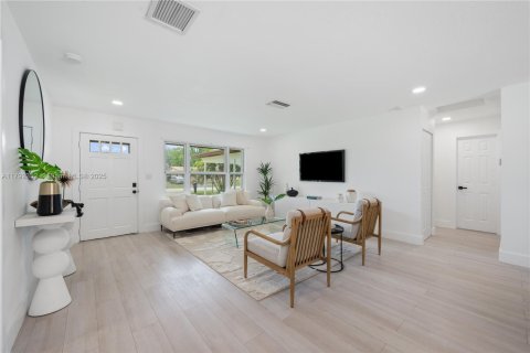 House in Dania Beach, Florida 3 bedrooms, 126.63 sq.m. № 1864258 - photo 3
