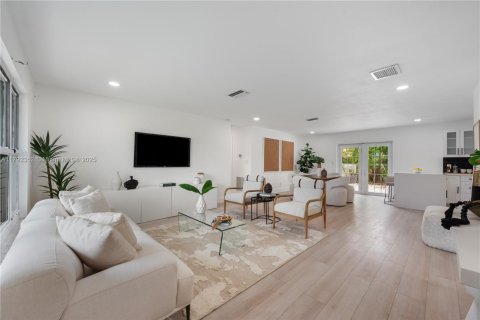 House in Dania Beach, Florida 3 bedrooms, 126.63 sq.m. № 1864258 - photo 1