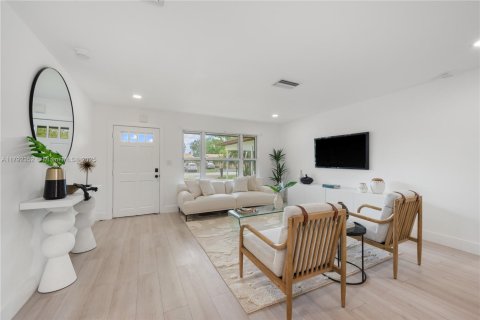 House in Dania Beach, Florida 3 bedrooms, 126.63 sq.m. № 1864258 - photo 4