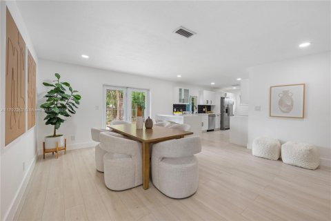 House in Dania Beach, Florida 3 bedrooms, 126.63 sq.m. № 1864258 - photo 9