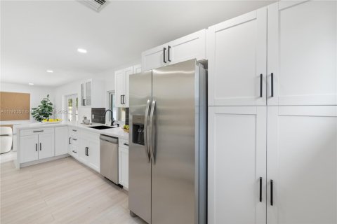 House in Dania Beach, Florida 3 bedrooms, 126.63 sq.m. № 1864258 - photo 8
