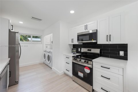 House in Dania Beach, Florida 3 bedrooms, 126.63 sq.m. № 1864258 - photo 6