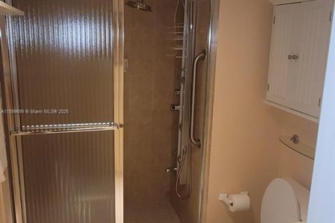 Condo in Pembroke Pines, Florida, 2 bedrooms № 2035229 - photo 9