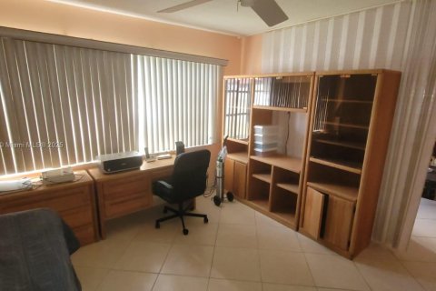 Condo in Pembroke Pines, Florida, 2 bedrooms № 2035229 - photo 10