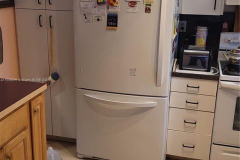 Condo in Pembroke Pines, Florida, 2 bedrooms № 2035229 - photo 3