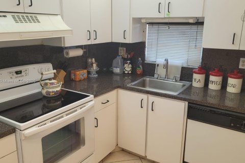 Condo in Pembroke Pines, Florida, 2 bedrooms № 2035229 - photo 2