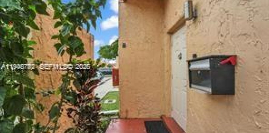 Townhouse in Tamarac, Florida 3 bedrooms, 167.22 sq.m. № 2002831