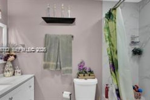 Townhouse in Tamarac, Florida 3 bedrooms, 167.22 sq.m. № 2002831 - photo 17