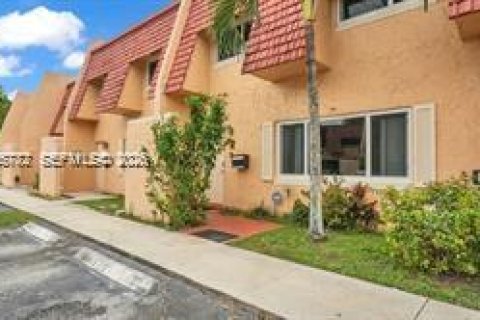 Townhouse in Tamarac, Florida 3 bedrooms, 167.22 sq.m. № 2002831 - photo 2