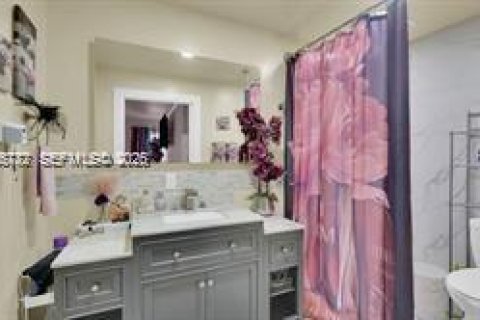 Townhouse in Tamarac, Florida 3 bedrooms, 167.22 sq.m. № 2002831 - photo 12